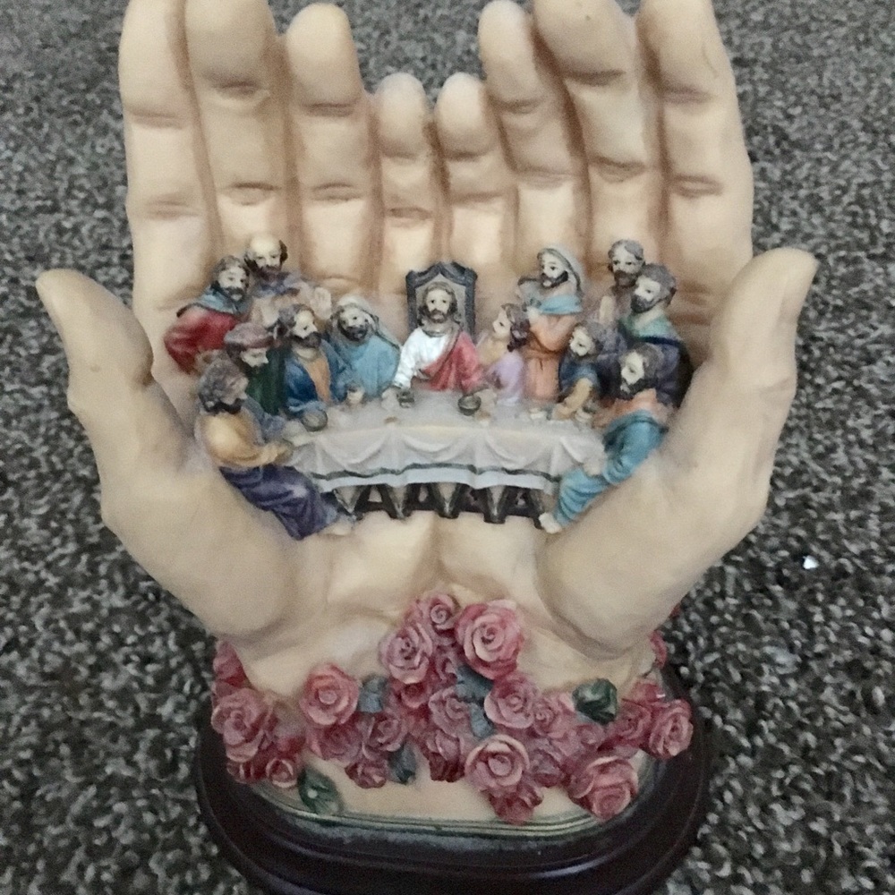 Figurine of “The Last Supper” on a pair of hand